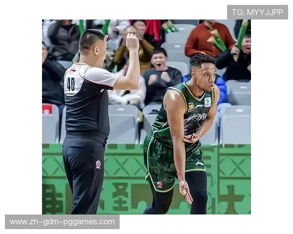 独行侠队遭遇伤病挑战球员离场时面色凝重引发球迷热议 独行侠队遭遇伤病挑战球员离场时面色凝重引发球迷热议